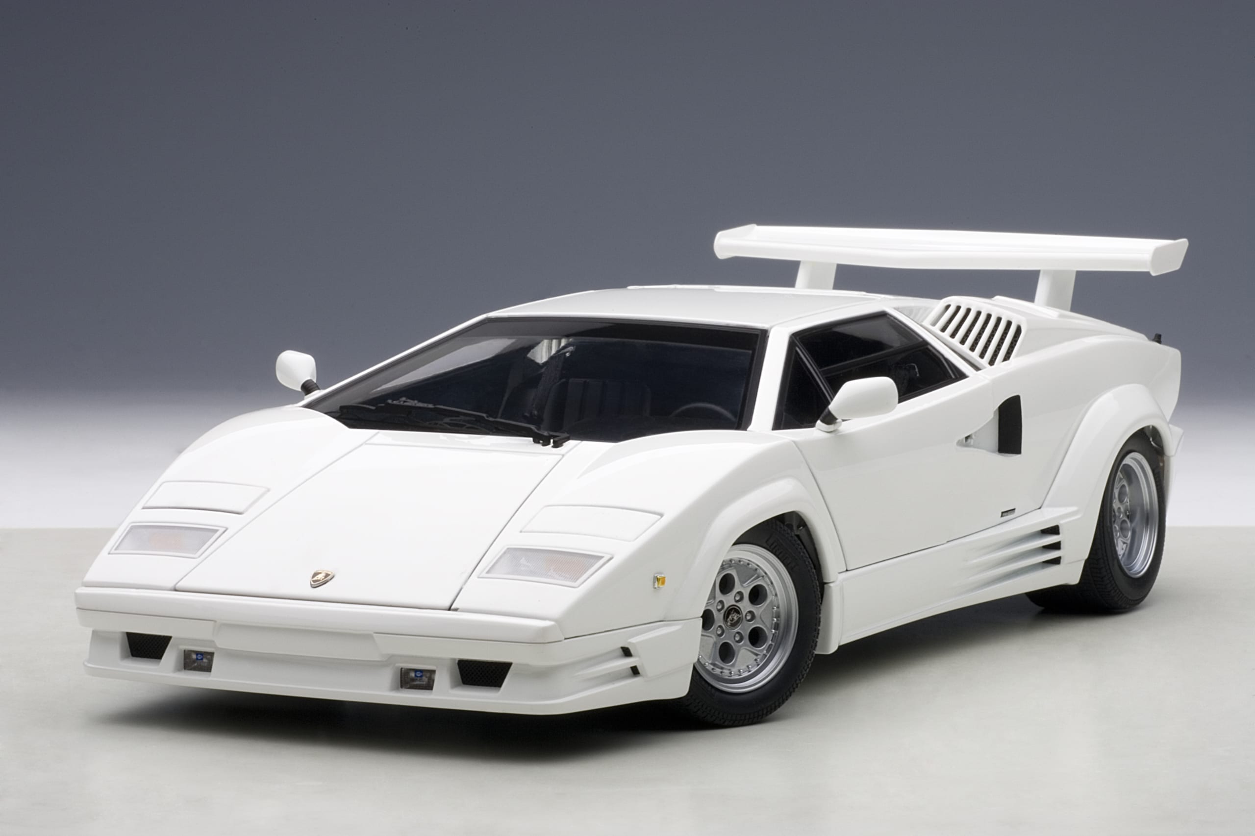 Lamborghini Countach 25th Anniversary Edition (White) | AUTOart