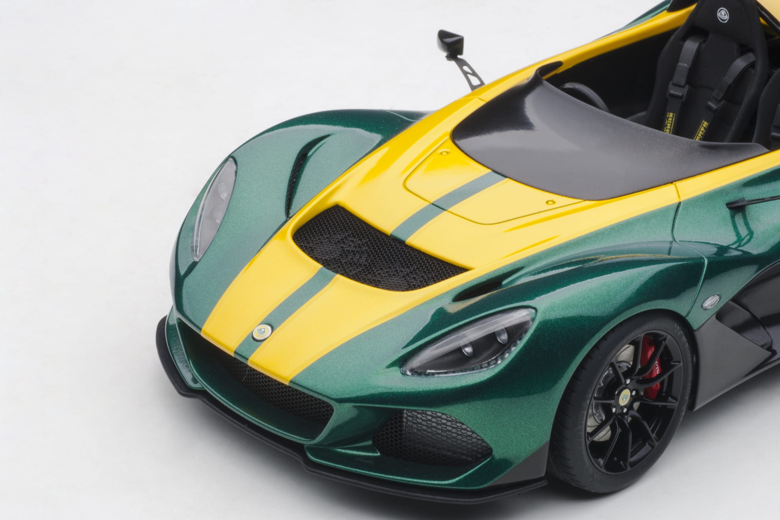 Lotus 3-Eleven vert avec des rayures jaunes 1/18 Voiture Modèle par AUTOART 75392 